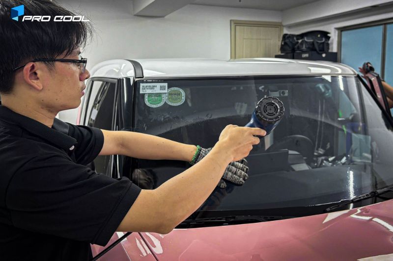 Phim cách nhiệt Pro Cool - Đỉnh cao phản xạ nhiệt, sắc xanh titan 10 Dán phim cách nhiệt Pro Cool cần có đội ngũ kỹ thuật giàu kinh nghiệm