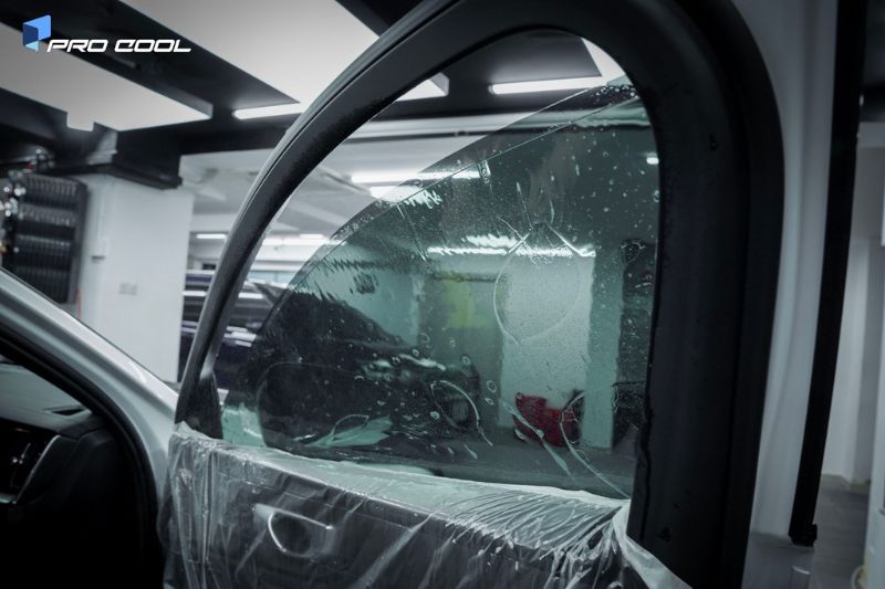 Phim cách nhiệt Pro Cool - Đỉnh cao phản xạ nhiệt, sắc xanh titan 11 Dán phim cách nhiệt Pro Cool cản tia UV hiệu quả