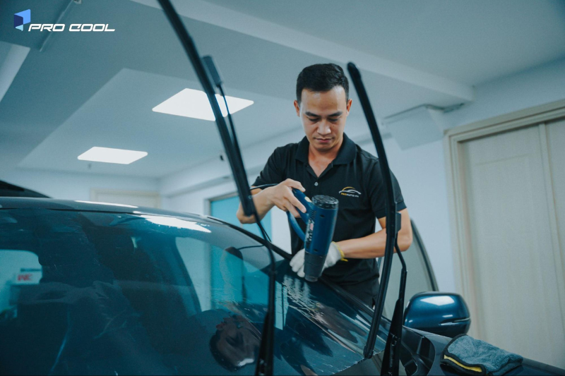 Kỹ thuật viên thi công dán phim cách nhiệt Pro Cool cho Toyota Corolla Cross