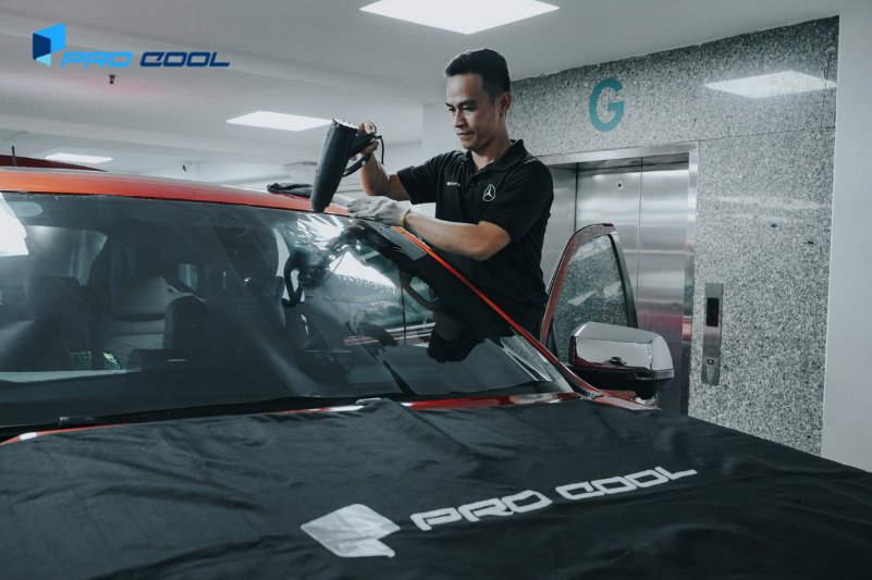 Phim cách nhiệt Pro Cool được dán ở kính lái