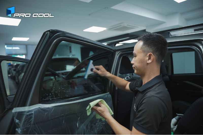 Quy trình dán phim cách nhiệt Pro Cool được thực hiện cẩn thận