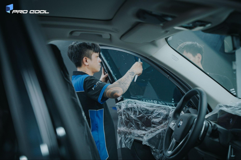 Thi công dán phim cách nhiệt Pro Cool cho kính tài phụ ô tô