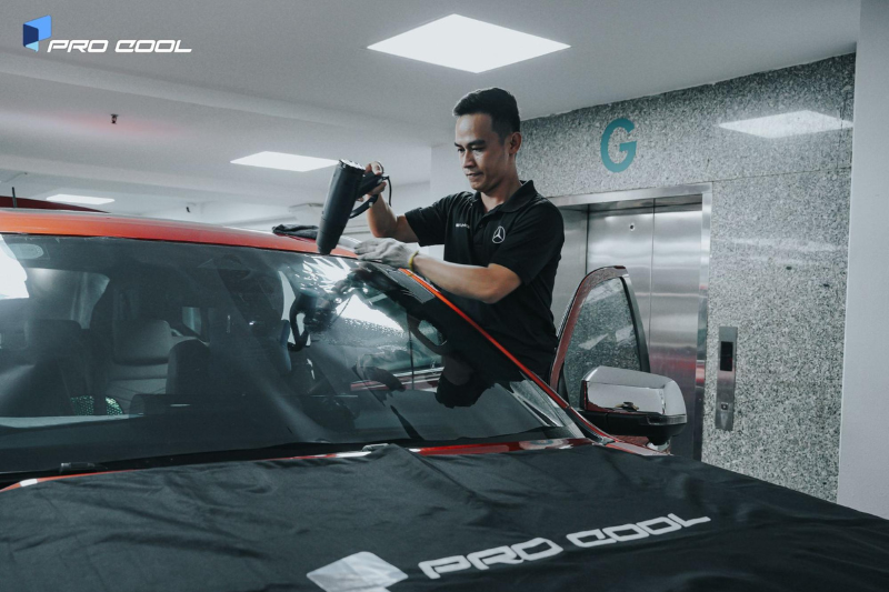 Dán phim cách nhiệt Pro Cool cho kính lái