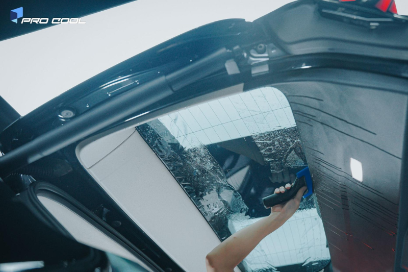 Dán phim cách nhiệt Pro Cool cho kính lưng