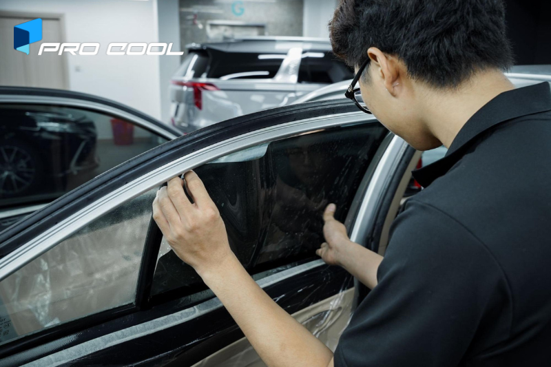 Dán phim cách nhiệt Pro Cool cho kính sườn sau