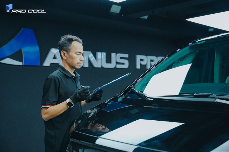 Kỹ thuật viên kiểm tra KCS sau khi dán phim cách nhiệt Pro Cool