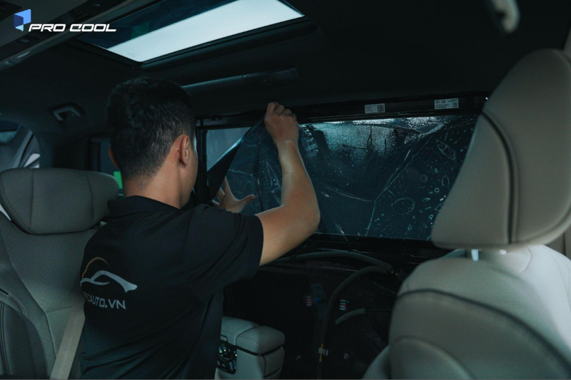 Kỹ thuật viên thi công dán phim cách nhiệt Pro Cool tại An Giang