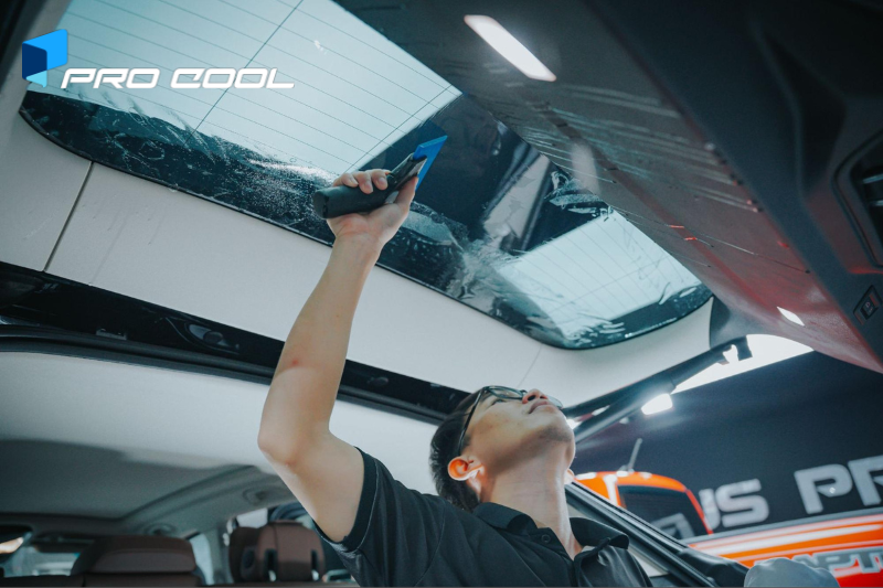 Kỹ thuật viên thi công dán phim cách nhiệt Pro Cool tại Bà Rịa Vũng Tàu