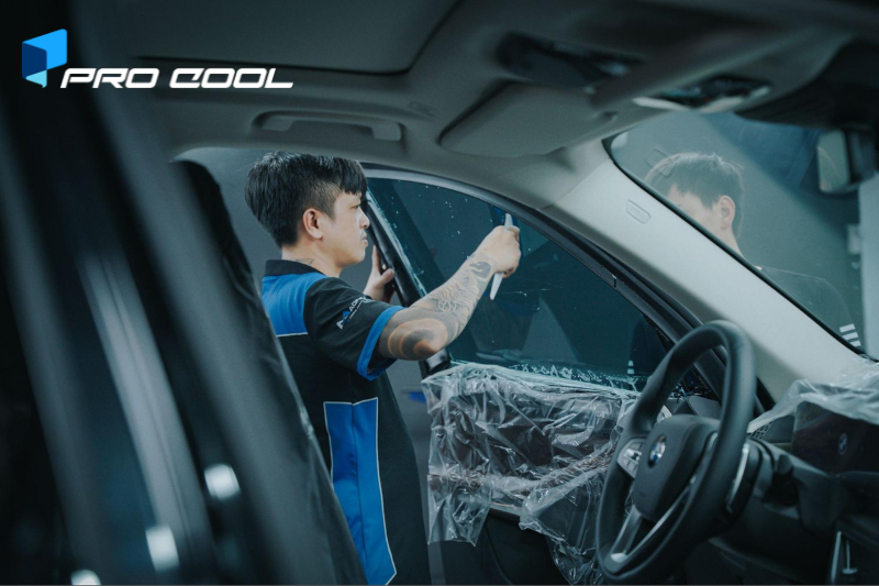 Quy trình dán phim cách nhiệt được thực hiện cẩn thận 