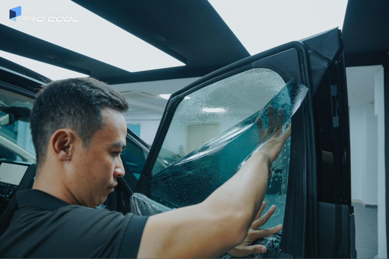 Thi công dán phim cách nhiệt cho kính tài phụ 