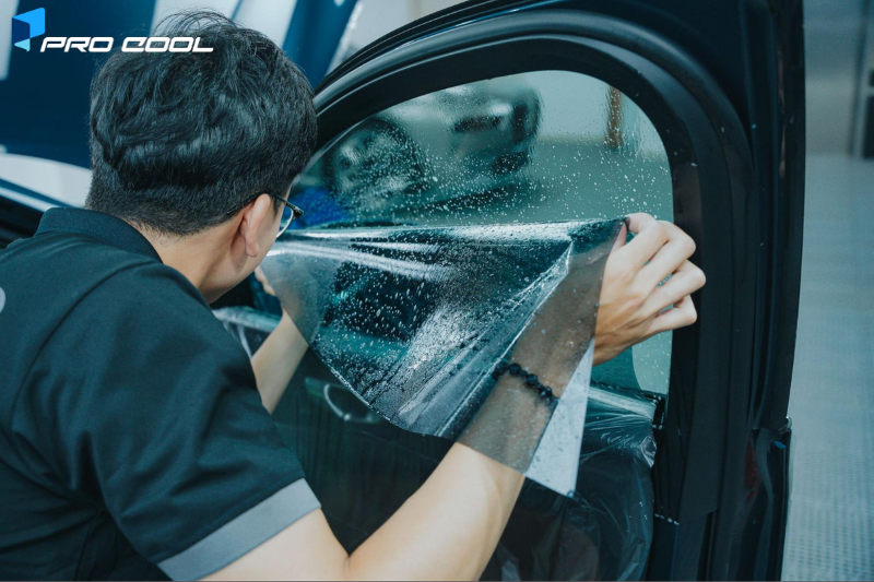Dán phim cách nhiệt Pro Cool cho kính tài phụ