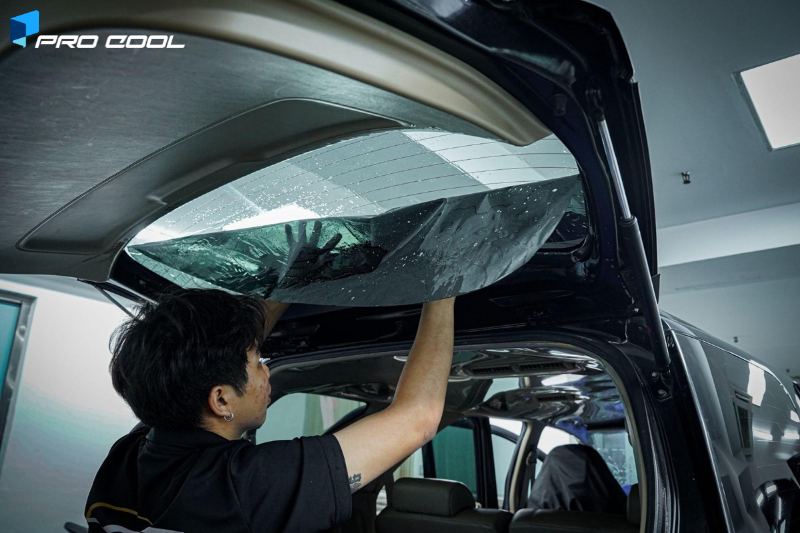Dán phim cách nhiệt Pro Cool cho kính lưng