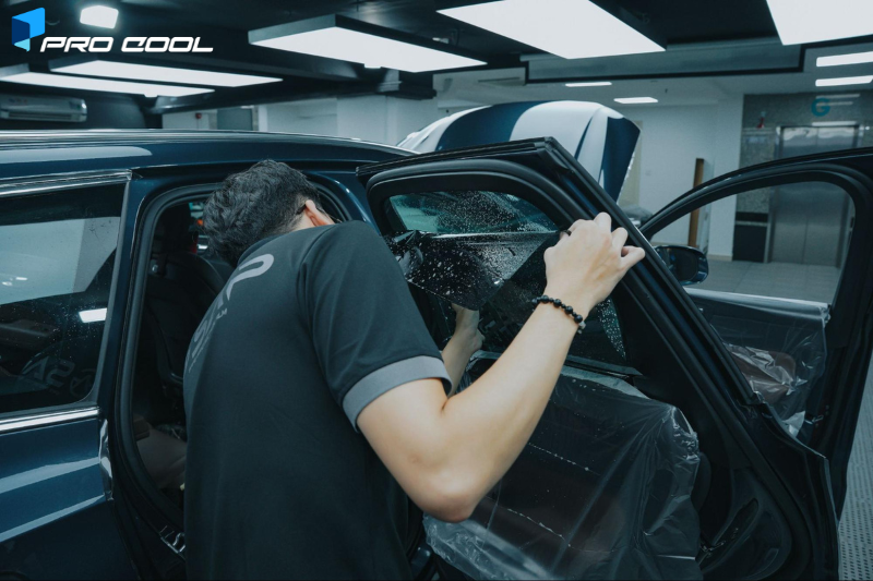 Dán phim cách nhiệt Pro Cool cho kính sườn sau