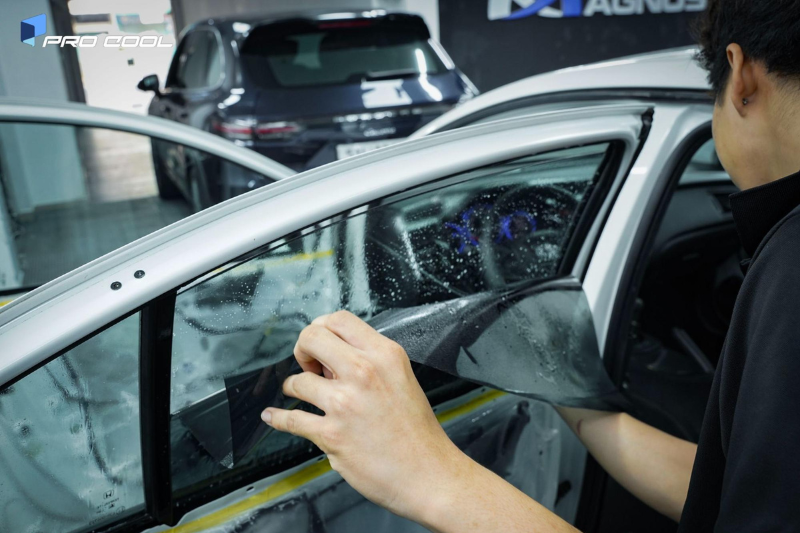 Dán phim cách nhiệt Pro Cool cho kính sườn sau