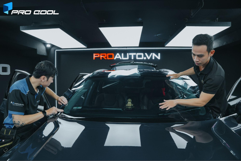 Kỹ thuật viên thi công dán phim cách nhiệt Pro Cool tại Tây Ninh