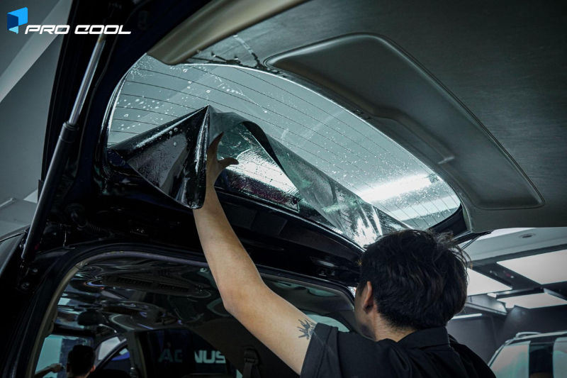 Thi công dán phim cách nhiệt Pro Cool cho kính lưng xe hơi