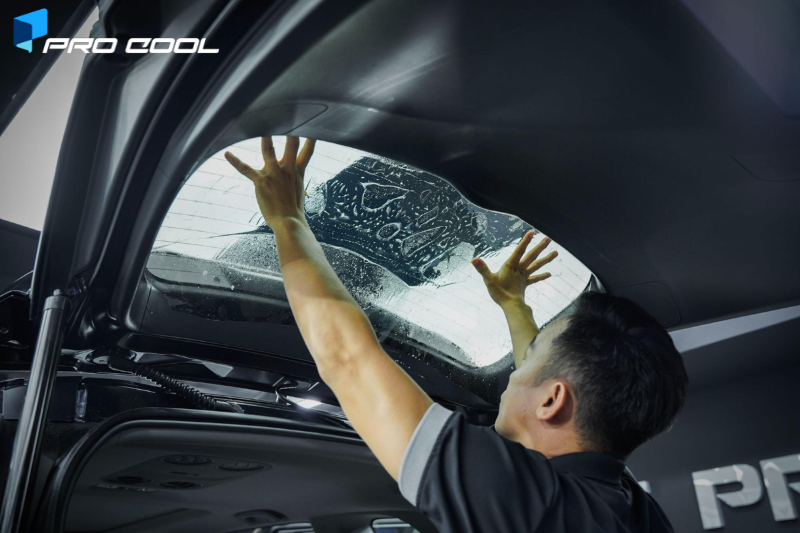 Dán phim cách nhiệt Pro Cool cho kính lưng