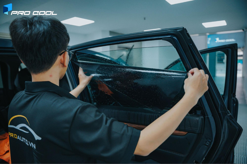 Dán phim cách nhiệt Pro Cool cho kính sườn sau