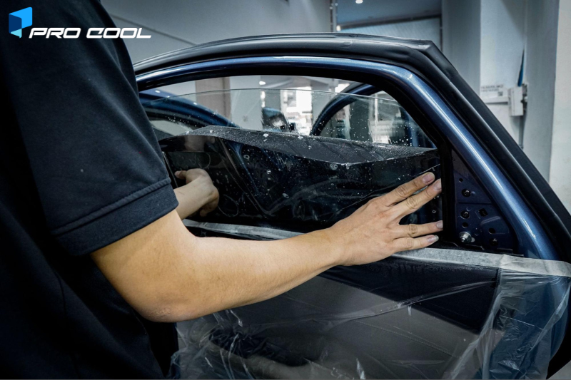 Dán phim cách nhiệt Pro Cool cho kính sườn sau