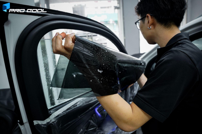 Dán phim cách nhiệt Pro Cool cho kính tài phụ