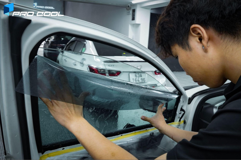 Dán phim cách nhiệt Pro Cool cho kính tài phụ