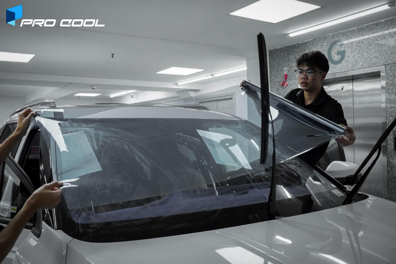 Kỹ thuật viên thi công dán phim cách nhiệt Pro Cool tại Bình Dương