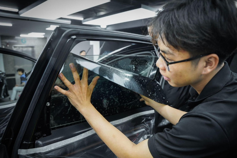 Kỹ thuật viên thi công dán phim cách nhiệt Pro Cool tại Bình Phước