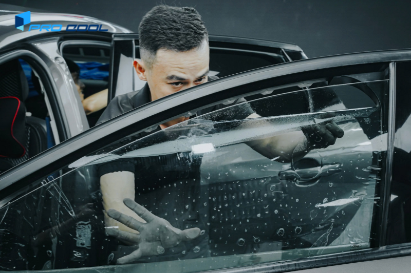 Quy trình dán phim cách nhiệt được thực hiện cẩn thận