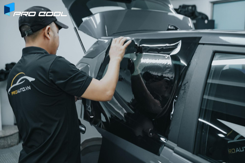 Quy trình dán phim cách nhiệt Pro Cool được thi công cẩn thận