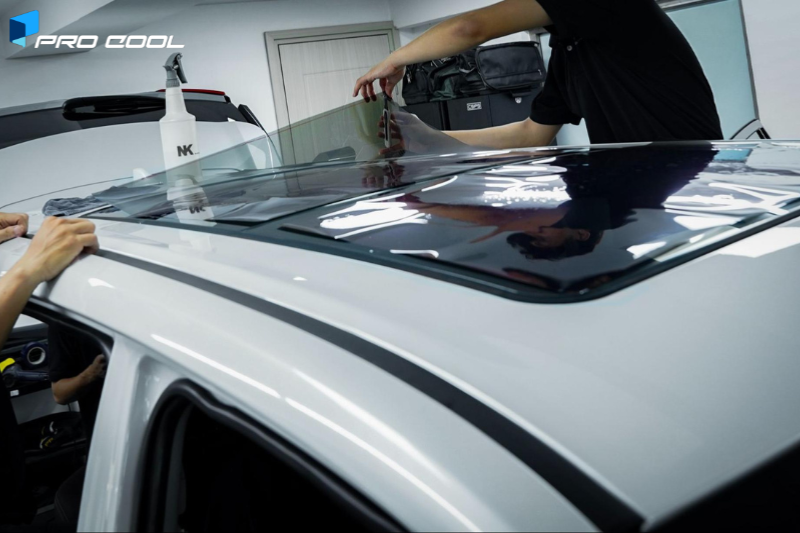 Dán phim cách nhiệt Pro Cool cho cửa sổ trời ô tô