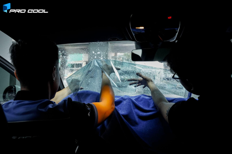 Dán phim cách nhiệt Pro Cool cho kính lái