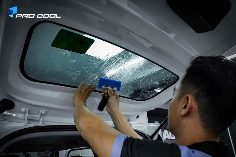 Dán phim cách nhiệt Pro Cool cho kính lưng ô tô
