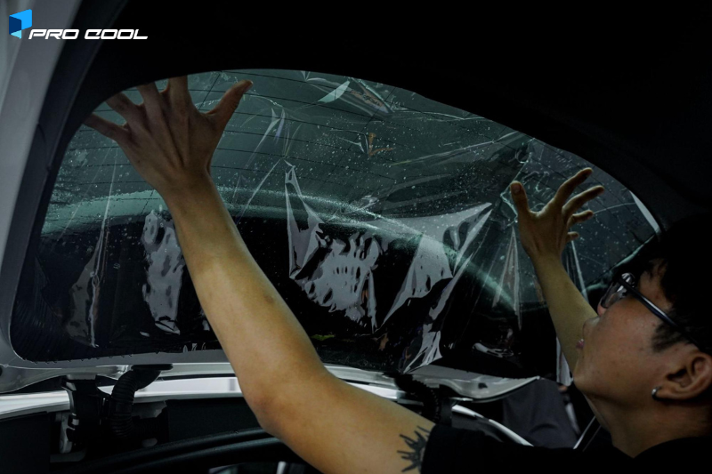 Dán phim cách nhiệt Pro Cool cho kính lưng