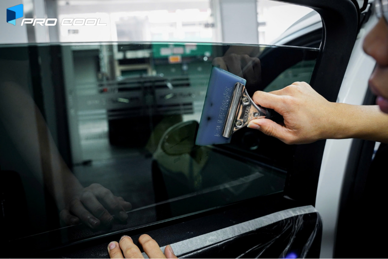 Kinh nghiệm dán phim cách nhiệt Pro Cool tại Đồng Tháp 8 Dán phim cách nhiệt Pro Cool cho kính sườn sau ô tô