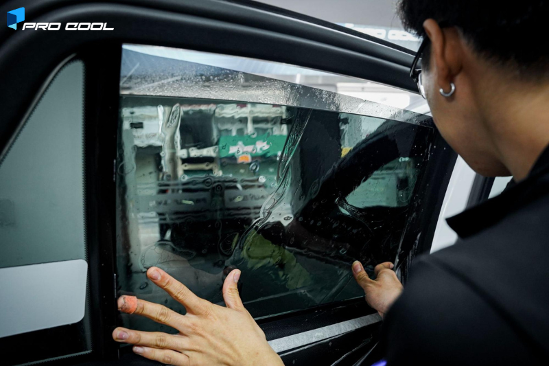 Dán phim cách nhiệt Pro Cool cho kính sườn sau