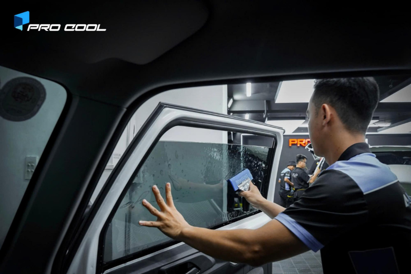 Dán phim cách nhiệt Pro Cool cho kính tài phụ ô tô