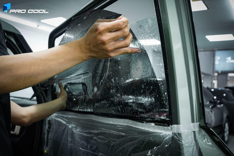 Dán phim cách nhiệt Pro Cool cho kính tài phụ