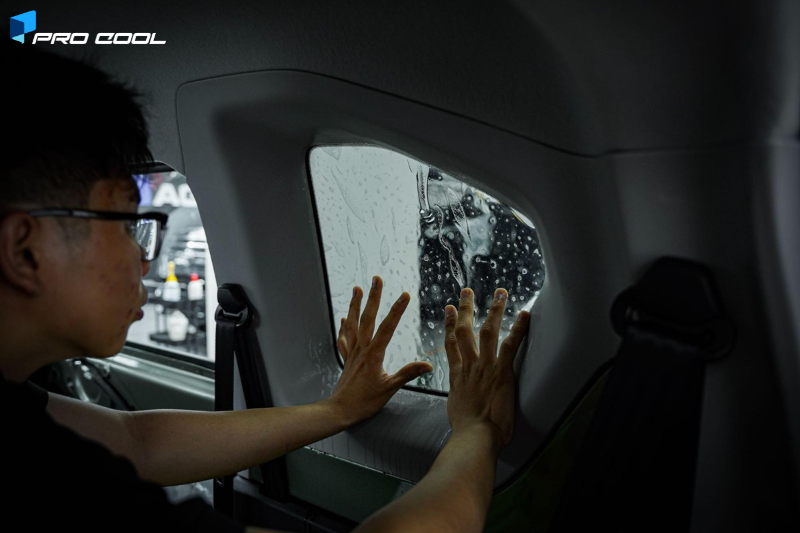 Dán phim Pro Cool cho kính xe giúp duy trì nhiệt độ mát mẻ trong xe.