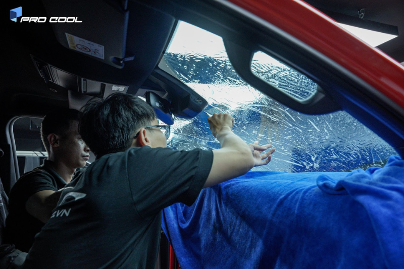 Kỹ thuật viên thi công dán phim cách nhiệt Pro Cool cho kính lái xe hơi