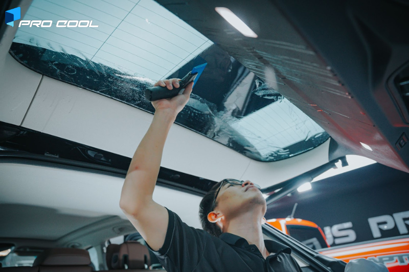 Kỹ thuật viên thi công dán phim cách nhiệt Pro Cool tại Cần Thơ