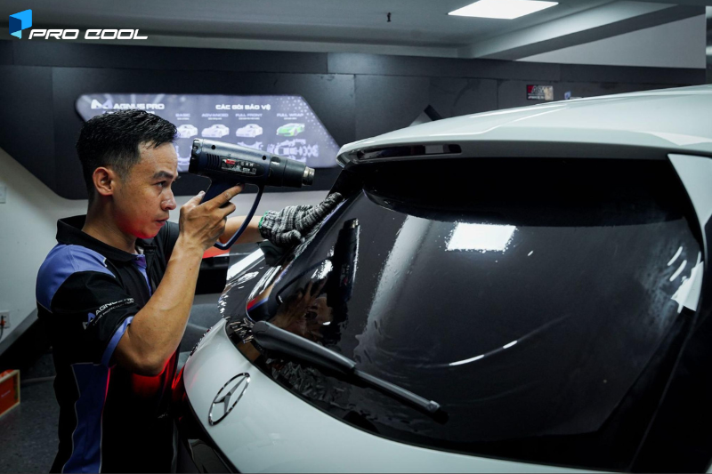 Kỹ thuật viên thi công dán phim cách nhiệt Pro Cool tại Hậu Giang