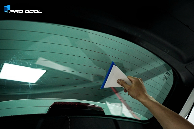 Dán phim cách nhiệt Pro Cool tại Bến Tre vị trí kính lưng ô tô