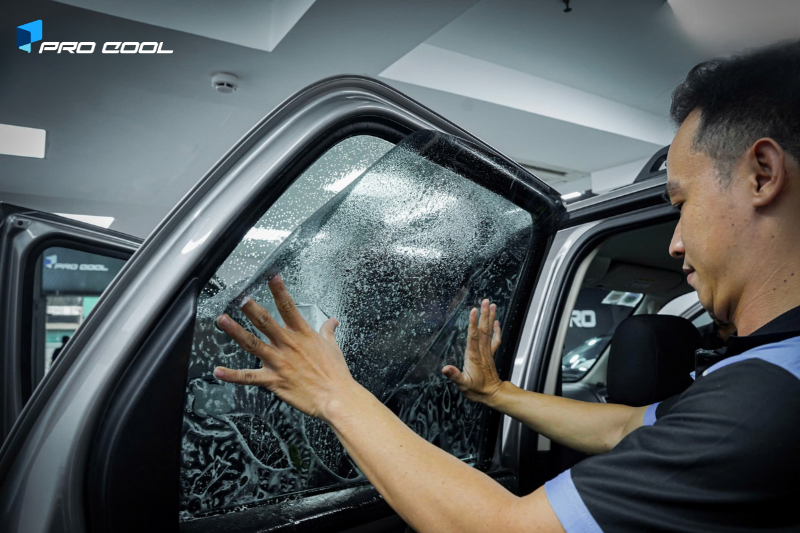 Dán phim cách nhiệt Pro Cool tại Bến Tre vị trí kính sườn sau