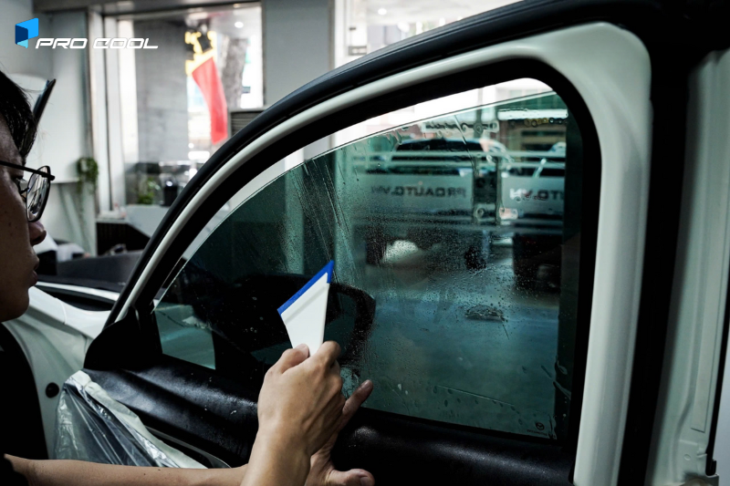 Dán phim cách nhiệt Pro Cool tại Bến Tre vị trí kính sườn trước