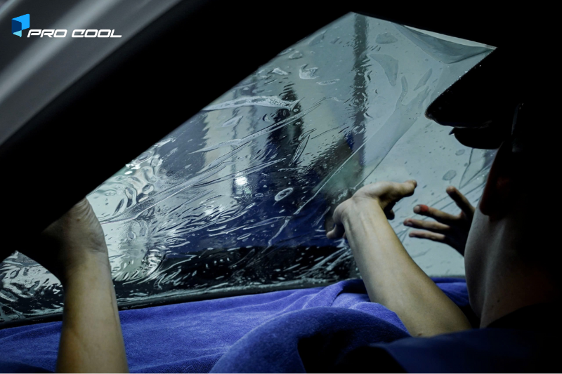Dán phim cách nhiệt Pro Cool tại Cà Mau vị trí kính lái ô tô