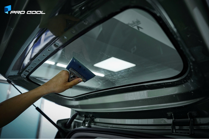 Dán phim cách nhiệt Pro Cool tại Cà Mau vị trí kính lưng ô tô