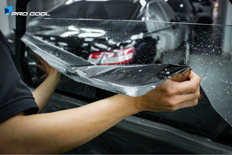 Dán phim cách nhiệt Pro Cool tại Cà Mau vị trí kính sườn sau