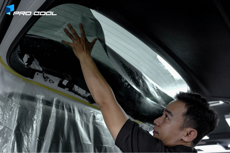 Dán phim cách nhiệt Pro Cool tại Trà Vinh vị trí kính lưng ô tô